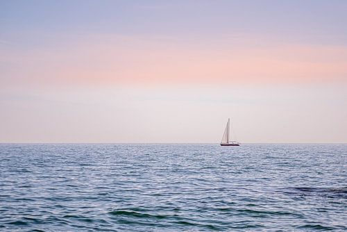 Weißes Segel einsam