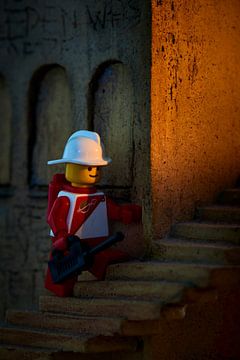 Lego pop op een stenen trap van Jenco van Zalk