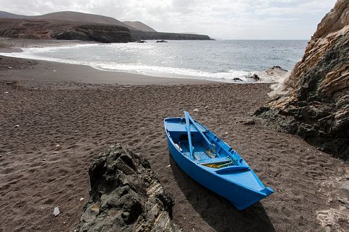 Blauwe roeiboot op het strand van Aluy op Fuerteventura