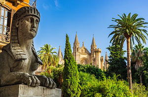 Idyllischer Blick auf die Kathedrale La Seu in Palma de Mallorca,
