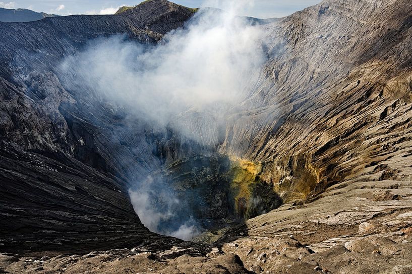 De vurige ontploffing uit de krater van Mount Bromo van Frank Photos