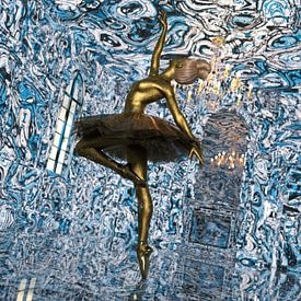 Gouden ballerina I van Arjen Roos