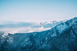 Blaue Wintergebirgslandschaft von Patrycja Polechonska