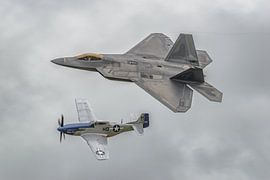 P-51 Mustang und F-22 Raptor: Heritage Flight Formation. von Jaap van den Berg