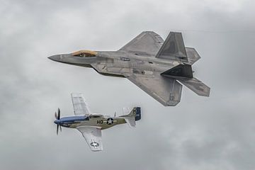 P-51 Mustang en F-22 Raptor: Heritage Flight formatie. van Jaap van den Berg