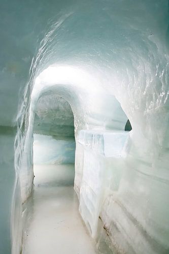 Bogen en loopbruggen in de gletsjer