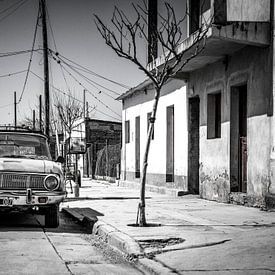 Straatbeeld met oude Ford Falcon in Argentinië. van Ron van der Stappen