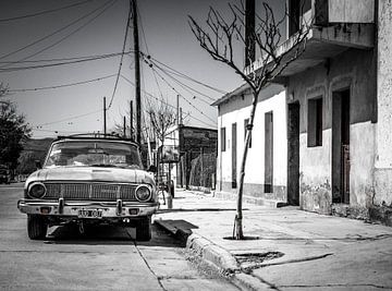 Straatbeeld met oude Ford Falcon in Argentinië.