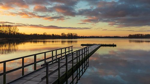 Steiger in recreatiegebied Geestmerambacht onder een kleurrijke lucht bij zonsopkomst