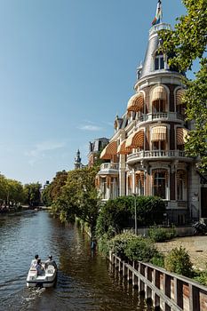 Oranje markies in zomers Amsterdam