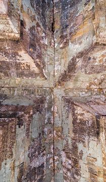 Kruis, verbinding in plafondgewelf van een tempel, Cambodja van Rietje Bulthuis