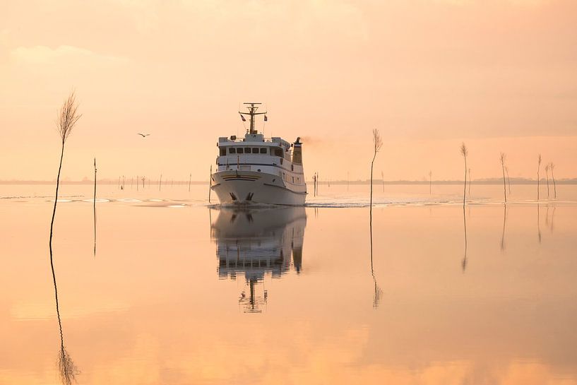 Schiff bei Windstille am Meer von Annette Sturm