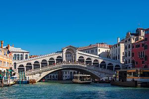 Blick auf die Rialto Brücke in Venedig, Italien