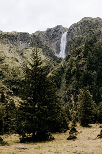 Wasserfall, der eine steile Felswand hinunterstürzt