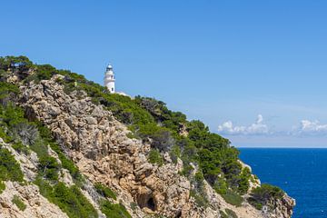 Mallorca, Hoge groene plant bedekte klippen met vuurtoren van kap van adventure-photos