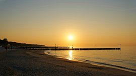 Abendstimmung am Strand der polnischen Ostseeküste bei Kolobrzeg von Heiko Kueverling