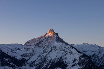 Winterzon boven de Glarner Alpen - uitzicht vanaf het Chapf-platform in Amden van Runawayphill
