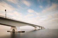 Uferdamm-Brücke