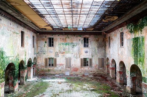 Une école abandonnée en déclin.