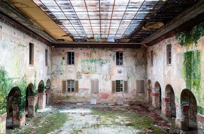 Une école abandonnée en déclin. par Roman Robroek - Photos de bâtiments abandonnés