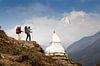 Bergwanderer mit buddhistischer Stupa auf dem Everest Base Camp Trek in Nepal von Menno Boermans Miniaturansicht