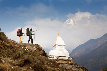 Bergwanderer mit buddhistischer Stupa auf dem Everest Base Camp Trek in Nepal