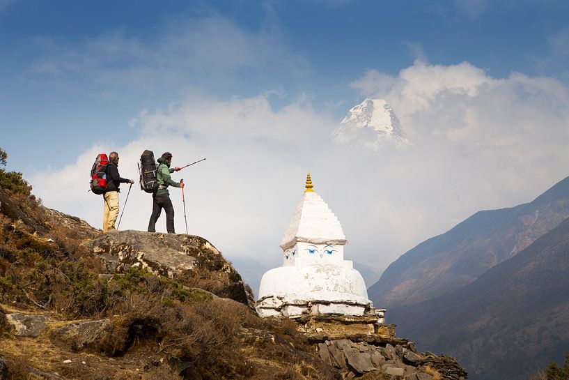 Bergwandelaars met Boeddhistische Stupa op Everest Base Camp Trek in Nepal van Menno Boermans