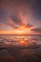 SkyFire -Een prachtige zonsondergang boven de Waddenzee bij de Friese waddenkust.