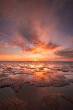 SkyFire -Een prachtige zonsondergang boven de Waddenzee bij de Friese waddenkust. van Bas Meelker
