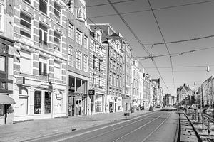 Rokin-Straße und -Kanal in Amsterdam an einem Werktag morgens auf Anraten der niederländischen Regie