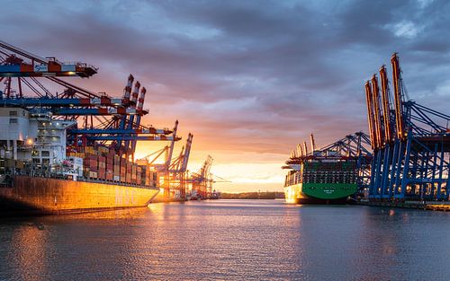Zonsondergang in de haven van Hamburg