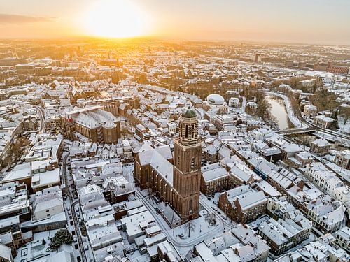 Tour de l'église Peperbus de Zwolle lors d'un lever de soleil hivernal froid
