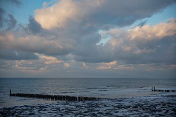 sneeuw op het strand van Westkapelle in Zeeland van anne droogsma