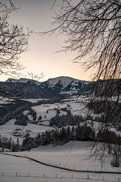 Vorstige ochtend in Oberstaufen met uitzicht op de Hochgrat van Leo Schindzielorz