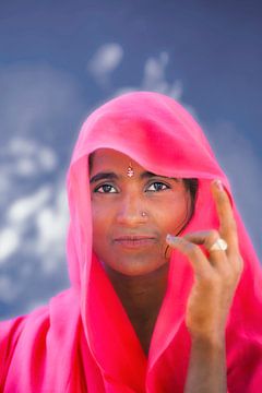 Inde, près de Jaipur, Rajasthan. Portrait de femme. sur Frans Lemmens