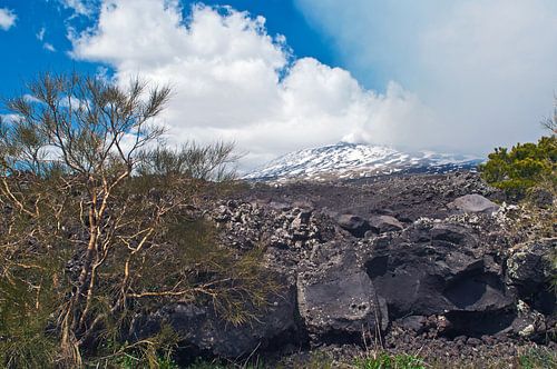 Besneeuwde vulkaan Etna bij de Silvestri krater op Sicilië