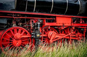 Eine Dampflokomotive fährt durch die Landschaft