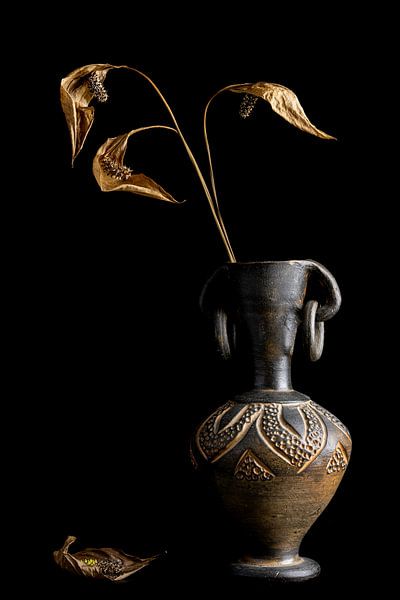 Vergankelijkheid: Sfeervol stilleven droogbloemen in oude vaas van Tessa Louwerens