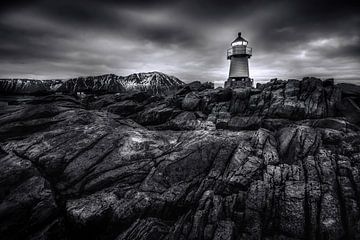 Leuchtturm mit Felsen Küstenlandschaft in Norwegen in schwarz weiss. von Voss Fine Art Fotografie