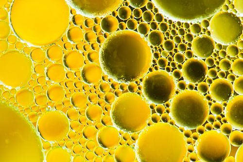 Photo macro abstraite de bulles d'huile dans l'eau