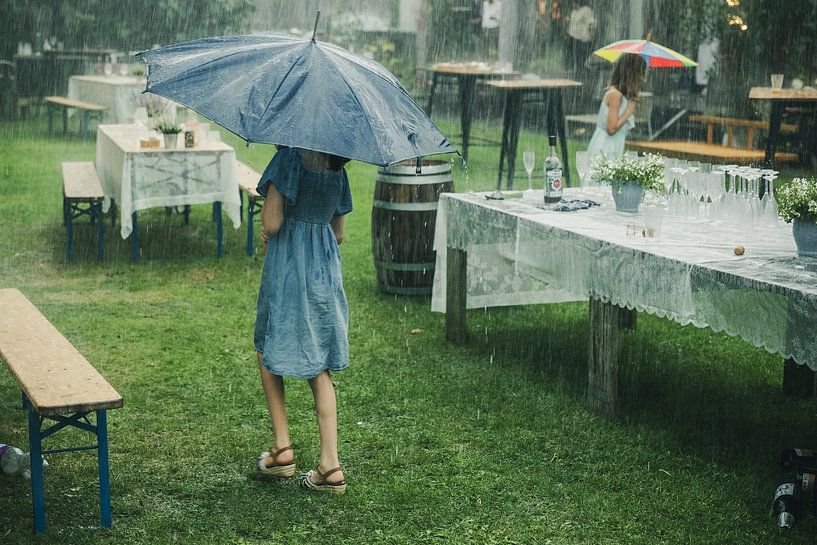 Mädchen im Regen von natasja noordervliet