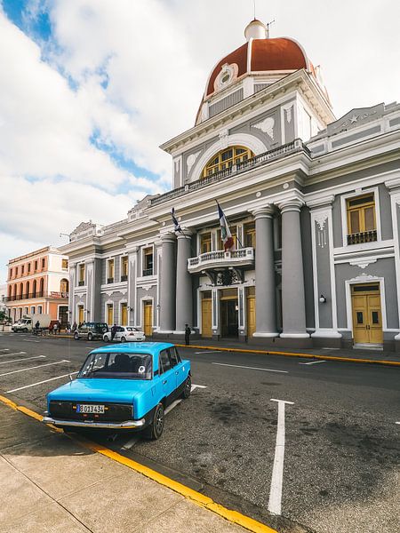Blauer Oldtimer-Wagen vor dem Rathaus von Cienfuegos, Kuba von Michiel Dros