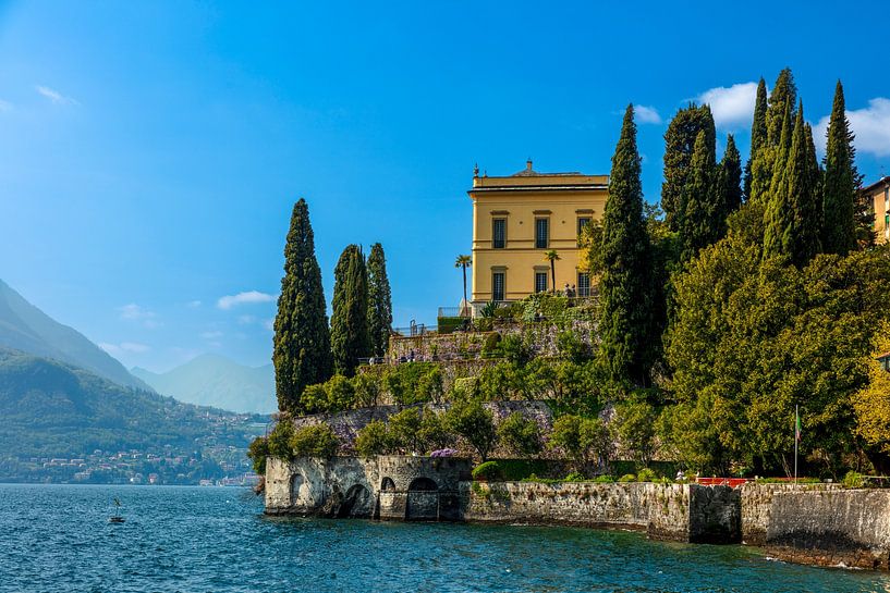Villa on the shore by Jürgen Wiesler