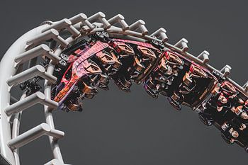 Spannende Achterbahnschleife gegen grauen Himmel