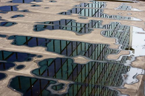 Groene en blauwe reflecties in water