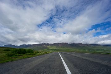 IJsland - Snelwegbocht voor majestueuze groene bergketen van adventure-photos