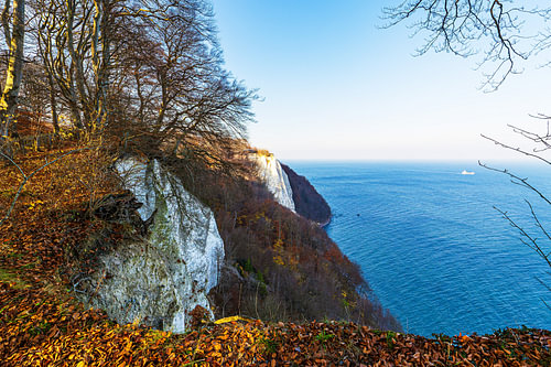 Falaises de craie en automne sur la côte de la mer Baltique, sur l'île de R