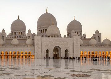 Grande mosquée Sheikh Zayed Abu Dhabi Émirats arabes unis intérieur vue de la lumière du jour sur Mohamed Abdelrazek