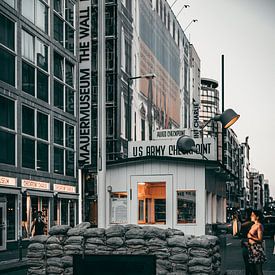 Checkpoint Charlie in Berlijn van Quinten