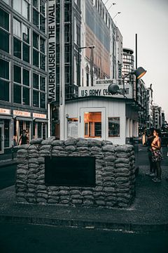 Checkpoint Charlie in Berlijn van Quinten